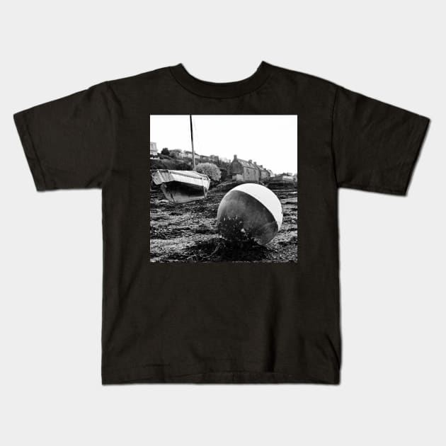 Low tide at Conquet Kids T-Shirt by rollier